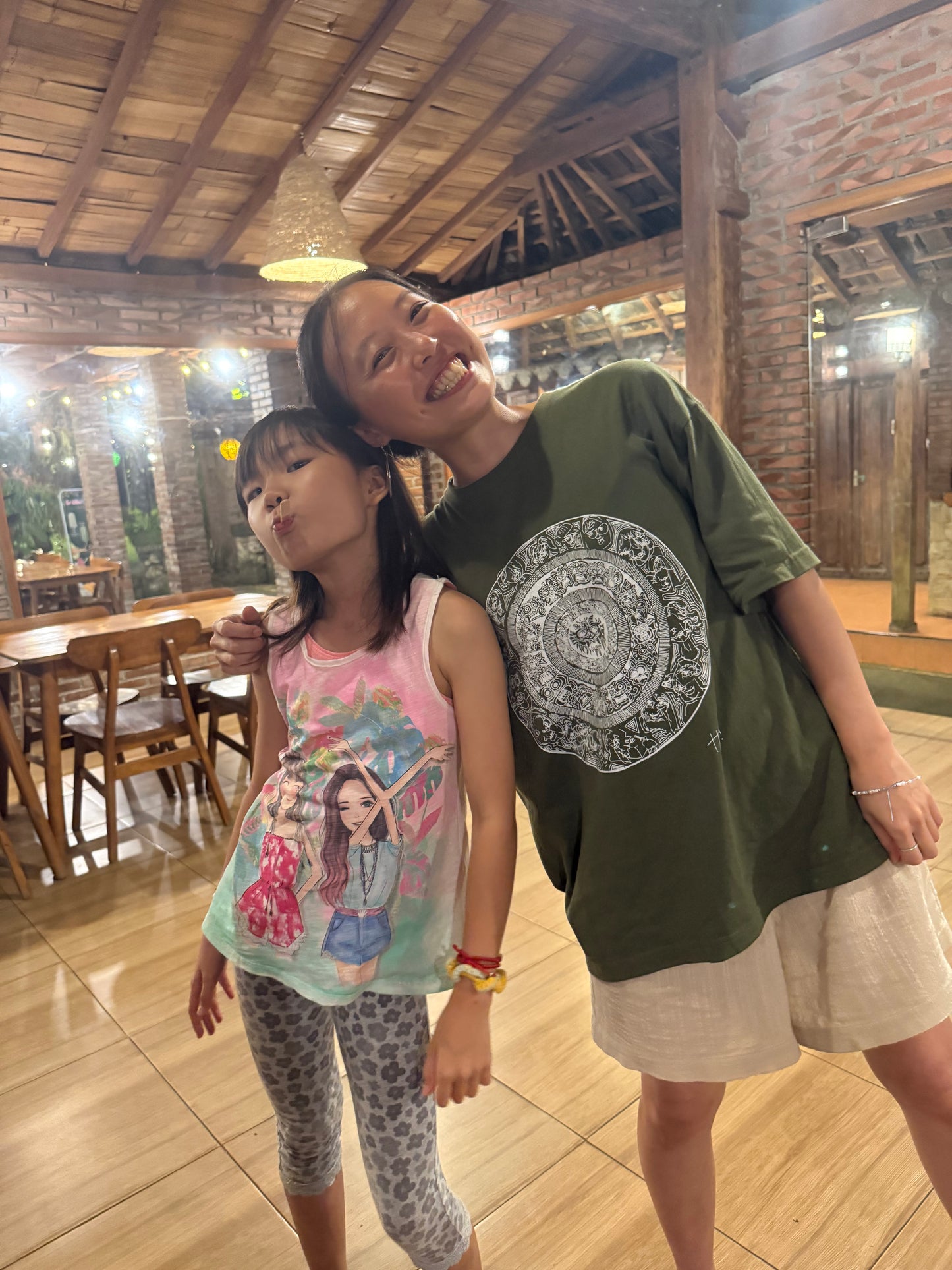 【HOSAKI】バリテイストイラスト ビックシルエットT（ホワイトプリント）（DDSTYLE公式）