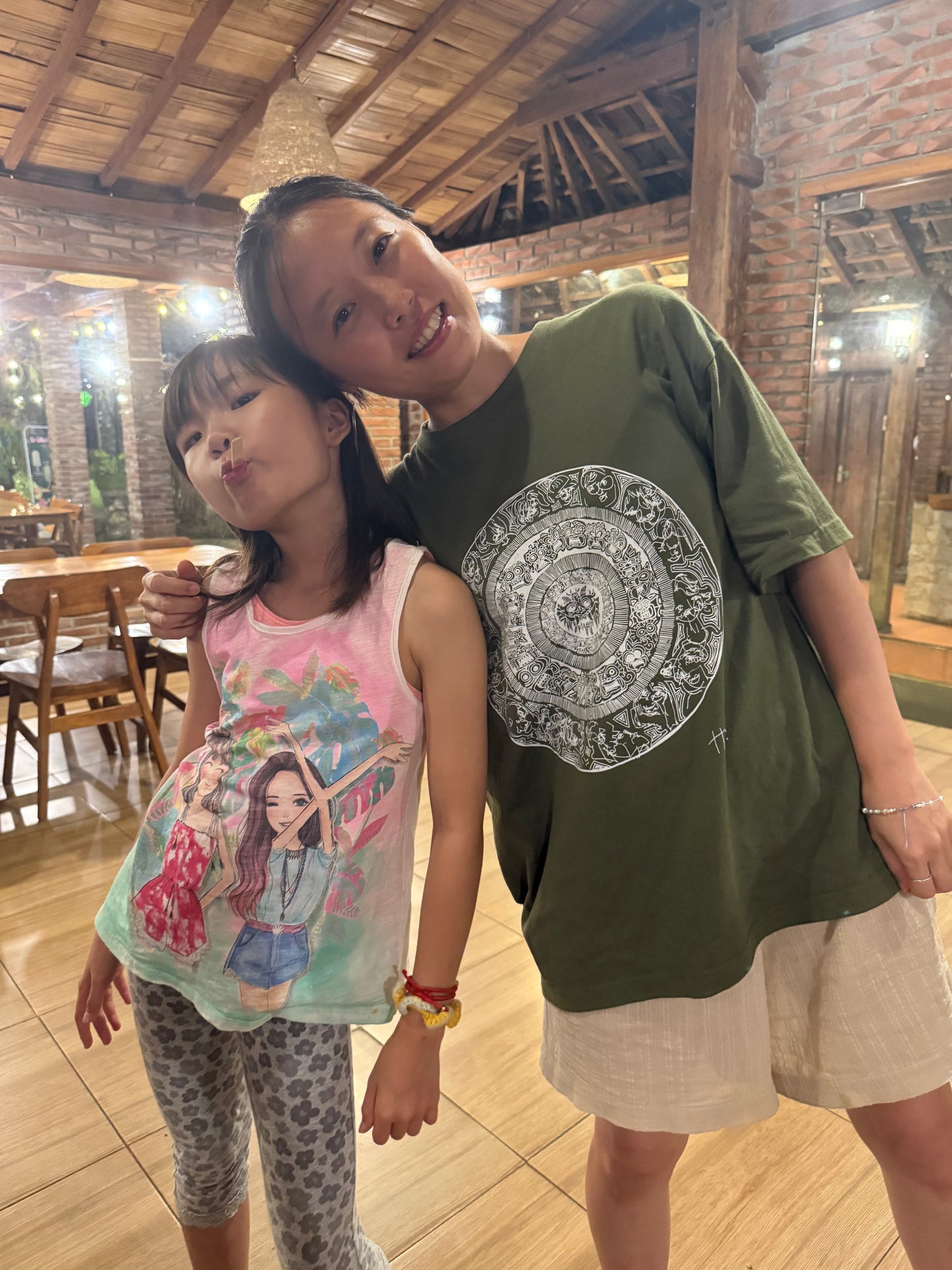 【HOSAKI】バリテイストイラスト ビックシルエットT（ホワイトプリント）（DDSTYLE公式）