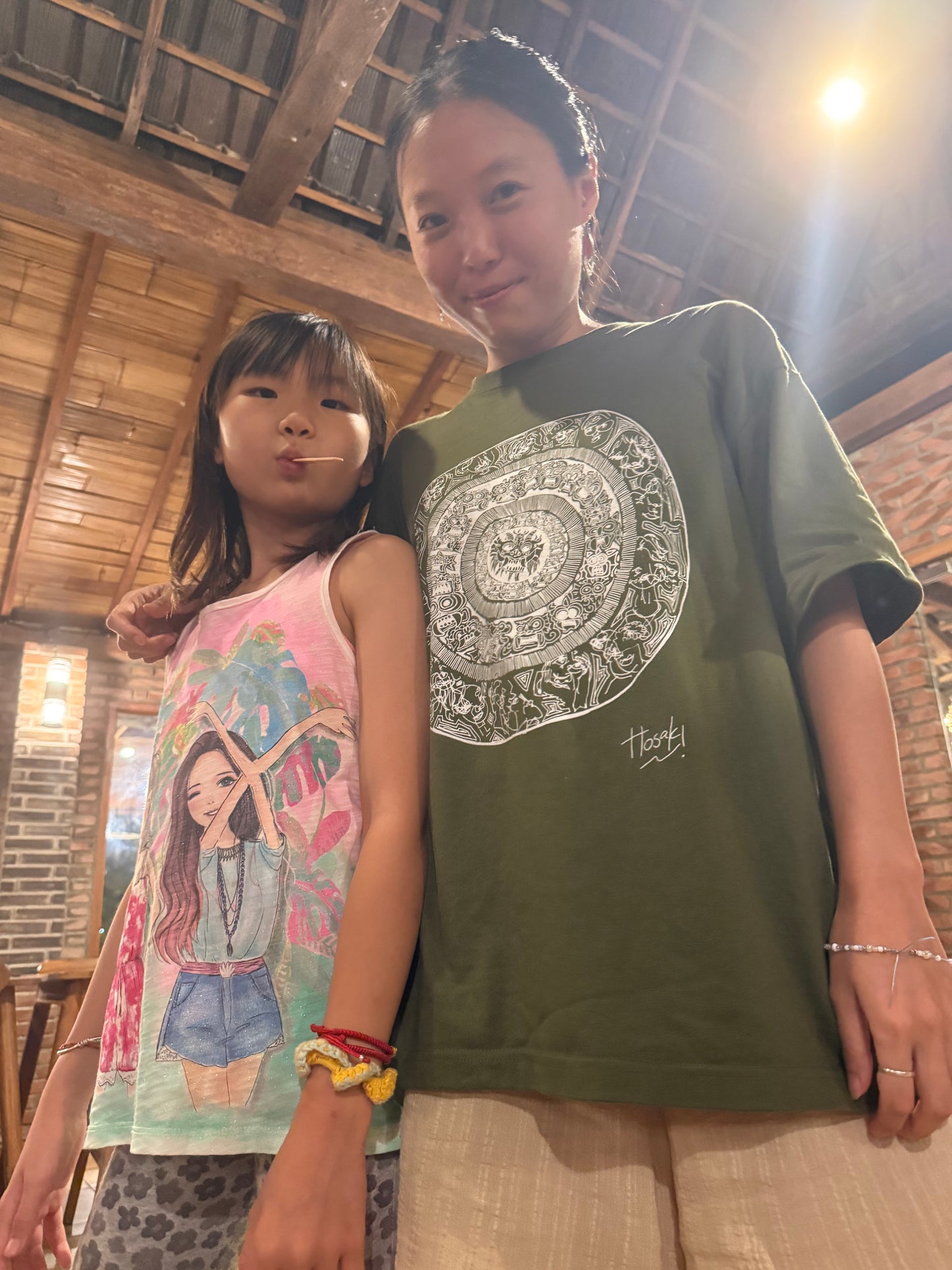 【HOSAKI】バリテイストイラスト ビックシルエットT（ホワイトプリント）（DDSTYLE公式）